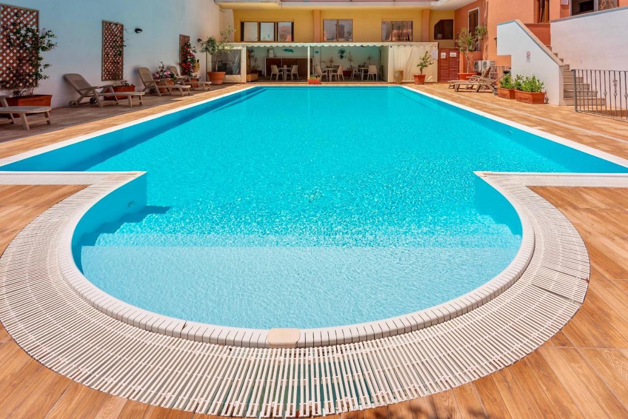 Apartments With Swimming Pool In Santa Teresa Di Gallura Exterior photo